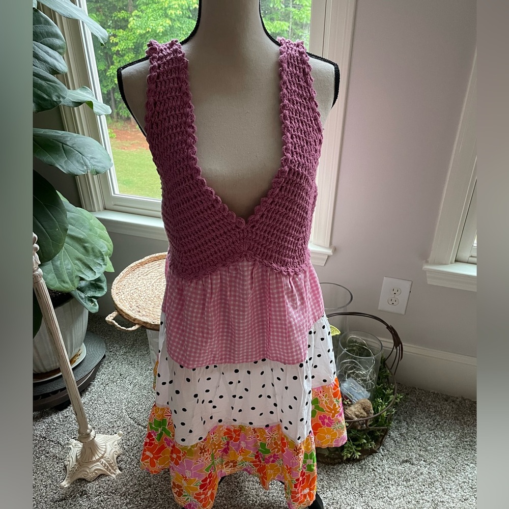 ASOS Woman Dress in SZ 10 is NWT dress is super cute